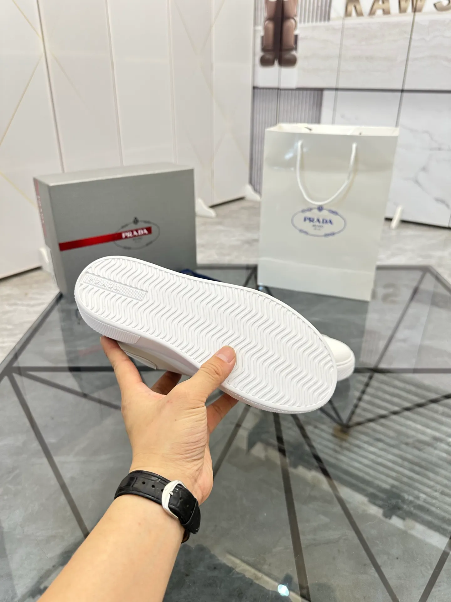 Men's shoes for sale 💰: 💰P520¥ High-end top quality Product trademark: Prada *"Prada*" low-top casual shoes Regular size: 35-45 (can be customized to 46) Couple style Product materials: imported first-layer cowhide leather upper, water-dyed sheep lining, original ultra-light foam outsole. No.: H201